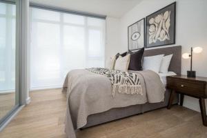 2-Bedroom Luxury apt with Gym, roof terrace, Free Parking and 3 min walk to train st