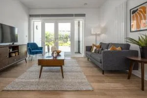 2-Bedroom Luxury apt with Gym, roof terrace, Free Parking and 3 min walk to train st - 谢珀顿