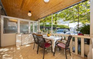 Amazing Apartment In Dugi Rat With Wifi 