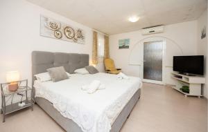 Amazing Apartment In Dugi Rat With Wifi 