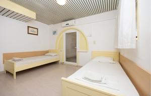 Amazing Apartment In Dugi Rat With Wifi