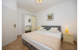 Nice Apartment In Dugi Rat With Wifi 