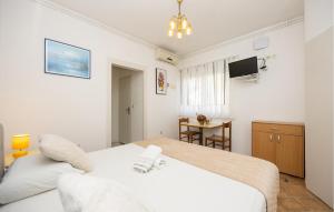 Nice Apartment In Dugi Rat With Wifi 