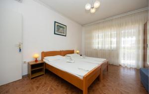 Nice Apartment In Dugi Rat With Wifi