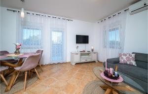 1 Bedroom Cozy Apartment In Valbandon 