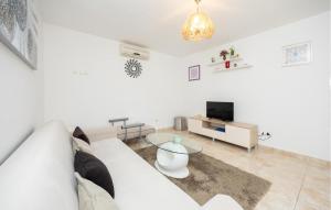 Awesome Apartment In Dugi Rat With Wifi 
