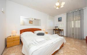 Awesome Apartment In Dugi Rat With Wifi