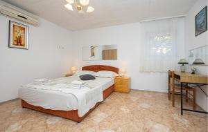 Awesome Apartment In Dugi Rat With Wifi