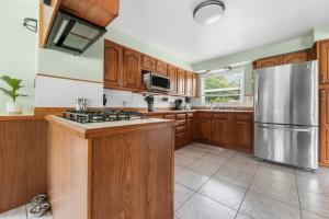 TRAVERSE CITY RETREAT with Hot tub Games Pets