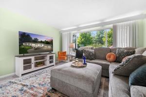 TRAVERSE CITY RETREAT with Hot tub Games Pets