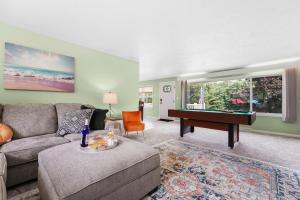 TRAVERSE CITY RETREAT with Hot tub Games Pets