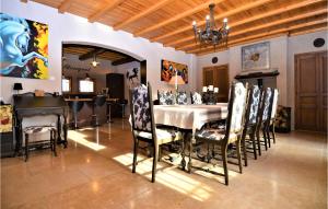 Maisons de vacances Lovely Home In Vallabregues : photos des chambres