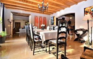 Maisons de vacances Lovely Home In Vallabregues : photos des chambres