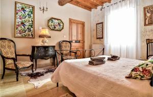 Maisons de vacances Lovely Home In Vallabregues : photos des chambres