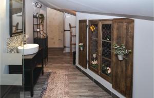 Maisons de vacances Lovely Home In Vallabregues : photos des chambres