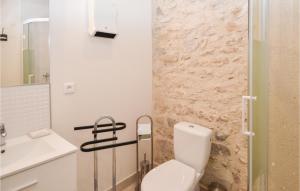 Maisons de vacances Lovely Home In Vallabregues : photos des chambres