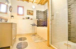 Maisons de vacances Lovely Home In Vallabregues : photos des chambres
