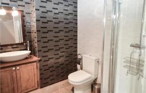 Maisons de vacances Lovely Home In Vallabregues : photos des chambres