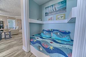 Amazing Tropical Condo with Complimentary Beach Chairs and Umbrellas - Unit 0706
