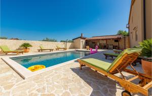 Six-Bedroom Holiday Home In Galovac