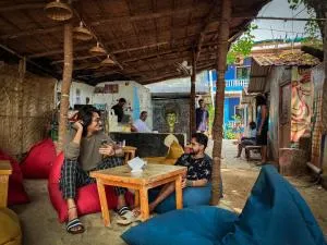 12 Monks Hostel - Querim