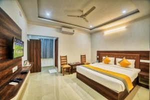 Hotel Visa Inn 4kms from Airport l Free Airport pickup & 24x7