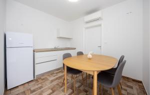 Awesome Apartment In Vinjani Donji 