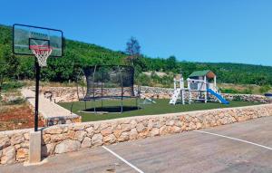 Beautiful Home In Slivno With Wifi