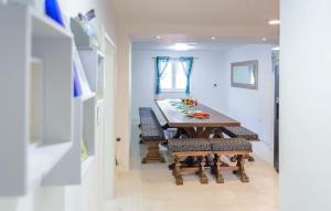 Beautiful Home In Slivno With Wifi