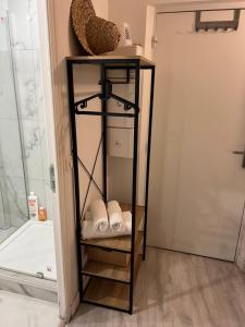 La Ciotat Chez Hugo confortable studio clim, wifi, parking, centre ville, commerces, port, plages à pieds