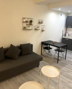 La Ciotat Chez Hugo confortable studio clim, wifi, parking, centre ville, commerces, port, plages à pieds