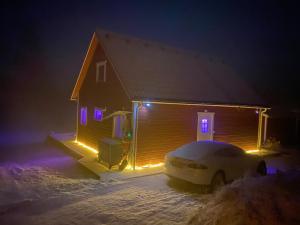 Sjöutsikt, Röd trästuga med traditionellt yttre Skandinavisk, modernt inre och alla bekvämligheter, Sol hela dagen på stora altanen, Tryggt, Vinterbonat, Fiske, Båt