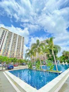 Spacious Condo Unit with Balcony