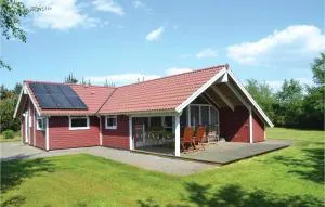 Three-Bedroom Holiday Home In Oksbol - Vester Debel