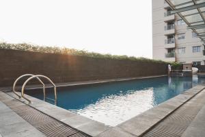 Homey and Warm 1BR Belmont Residence Puri Apartment By Travelio
