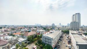 Homey and Warm 1BR Belmont Residence Puri Apartment By Travelio