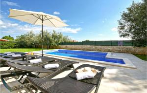 Awesome Home In Galizana