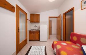 1 Bedroom Amazing Apartment In Liznjan