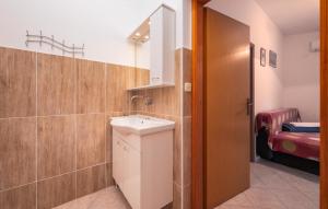 1 Bedroom Amazing Apartment In Liznjan