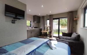 Stunning Apartment In Heinkenszand