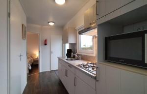 Amazing Home In Heinkenszand With Wifi