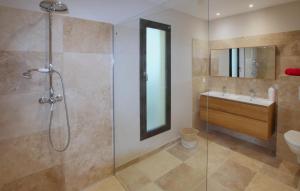 Maisons de vacances Stunning Home In Suze La Rousse : Maison de Vacances 4 Chambres