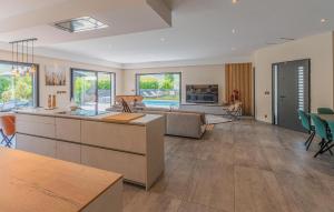 Amazing Home In Solliès-Toucas