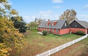 5 Bedroom Lovely Home In Aakirkeby - 4hvězdičkové hotely ve městě Åkirkeby