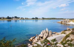 Maisons de vacances Gorgeous Home In Saint Pabu With Wifi : photos des chambres