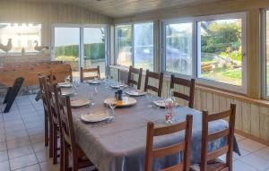 Maisons de vacances Gorgeous Home In Saint Pabu With Wifi : photos des chambres