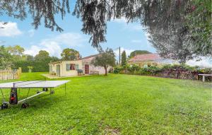 Maisons de vacances Gorgeous Home In Rioux : photos des chambres