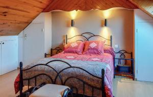 Maisons de vacances Gorgeous Home In Saint Pabu With Wifi : photos des chambres