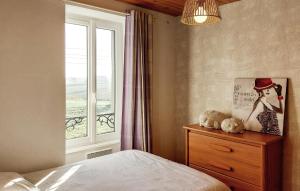 Maisons de vacances Gorgeous Home In Saint Pabu With Wifi : photos des chambres