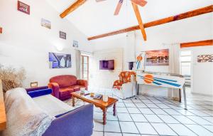 Maisons de vacances Gorgeous Home In Rioux : photos des chambres